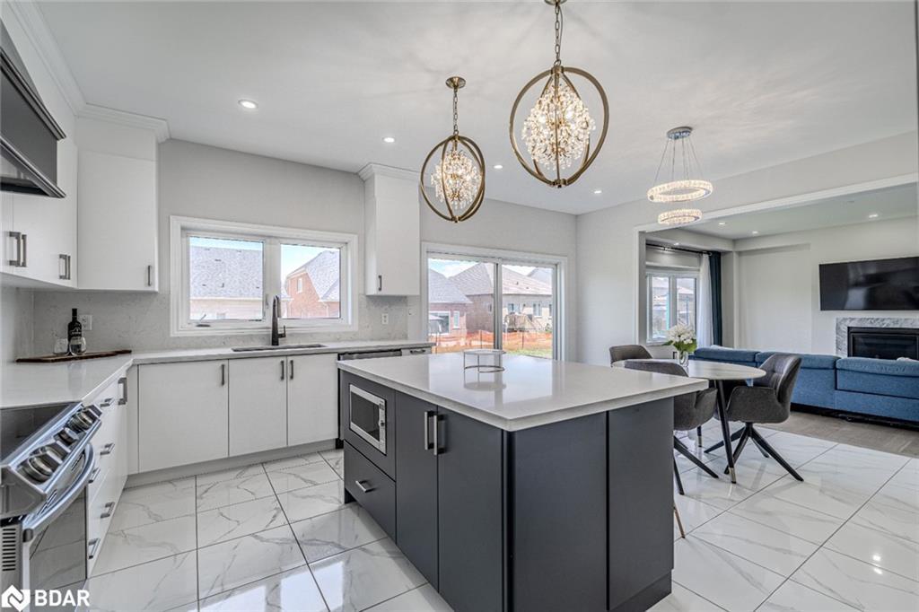 1649 Corsal Court, Innisfil, ON - Indoor Photo Showing Kitchen With Upgraded Kitchen