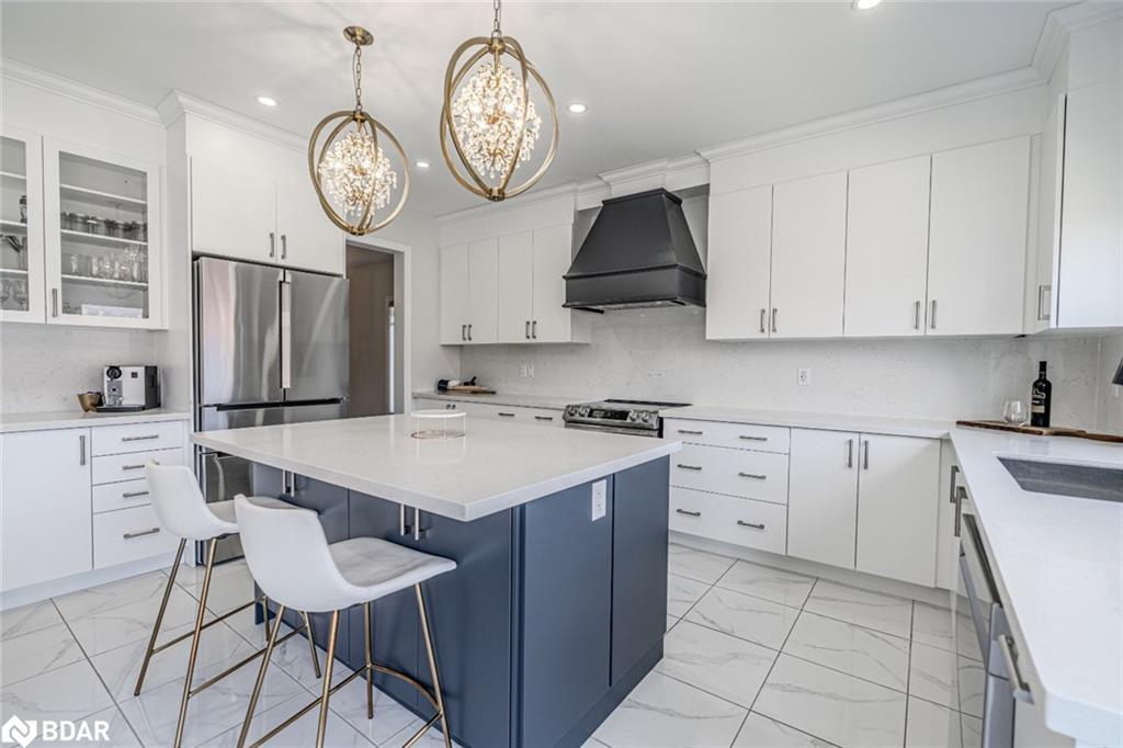 1649 Corsal Court, Innisfil, ON - Indoor Photo Showing Kitchen With Upgraded Kitchen