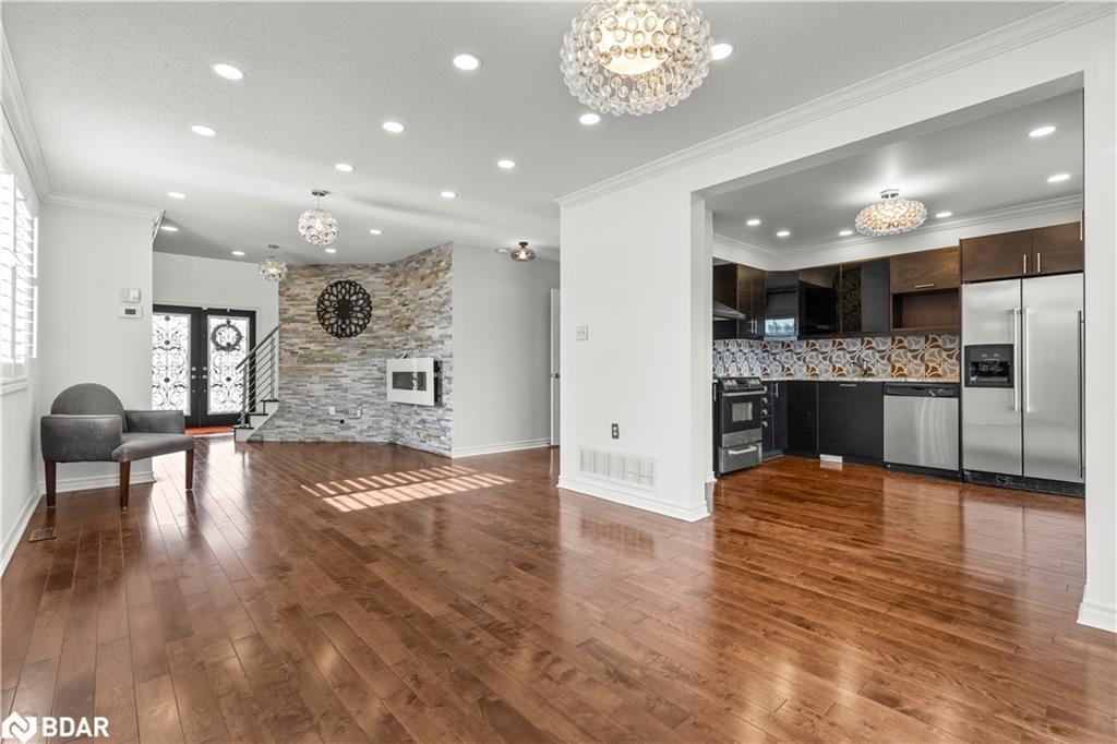 1 Glenhill Drive, Barrie, ON - Indoor Photo Showing Kitchen With Upgraded Kitchen