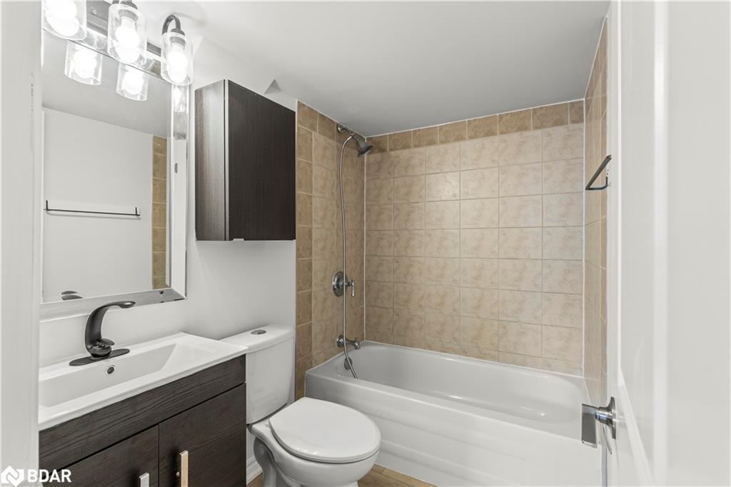 1 Glenhill Drive, Barrie, ON - Indoor Photo Showing Bathroom