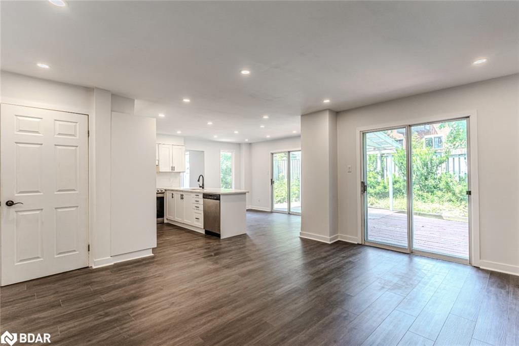 21 Autumn Lane, Barrie, ON - Indoor Photo Showing Living Room