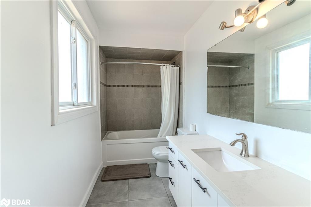 21 Autumn Lane, Barrie, ON - Indoor Photo Showing Bathroom