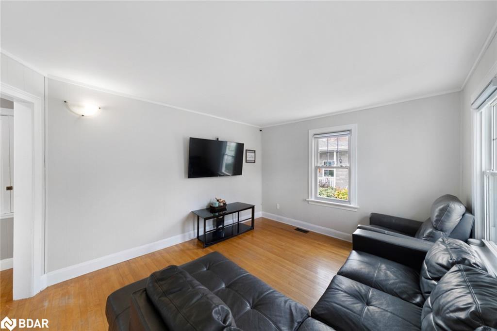 259 Nottawasaga Street, Orillia, ON - Indoor Photo Showing Living Room