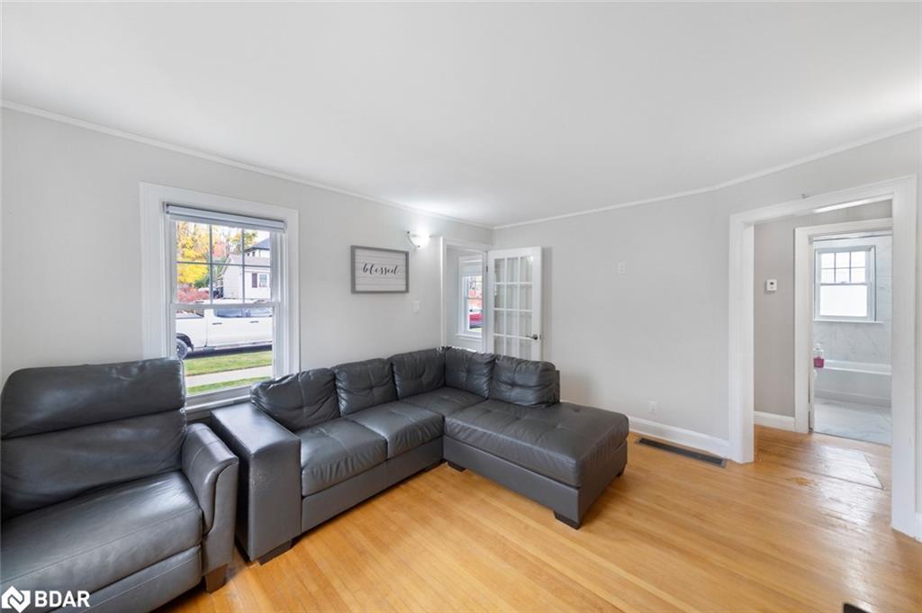 259 Nottawasaga Street, Orillia, ON - Indoor Photo Showing Living Room
