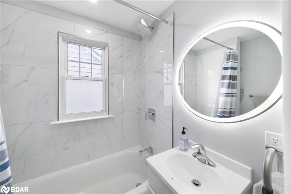 259 Nottawasaga Street, Orillia, ON - Indoor Photo Showing Bathroom