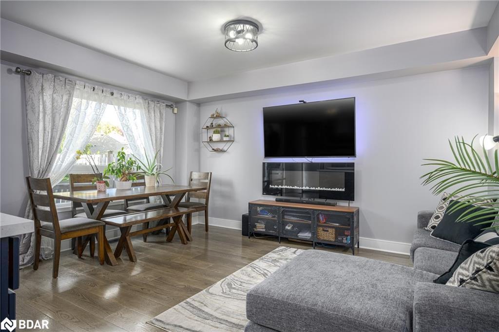 12 Truax Crescent, Essa, ON - Indoor Photo Showing Living Room