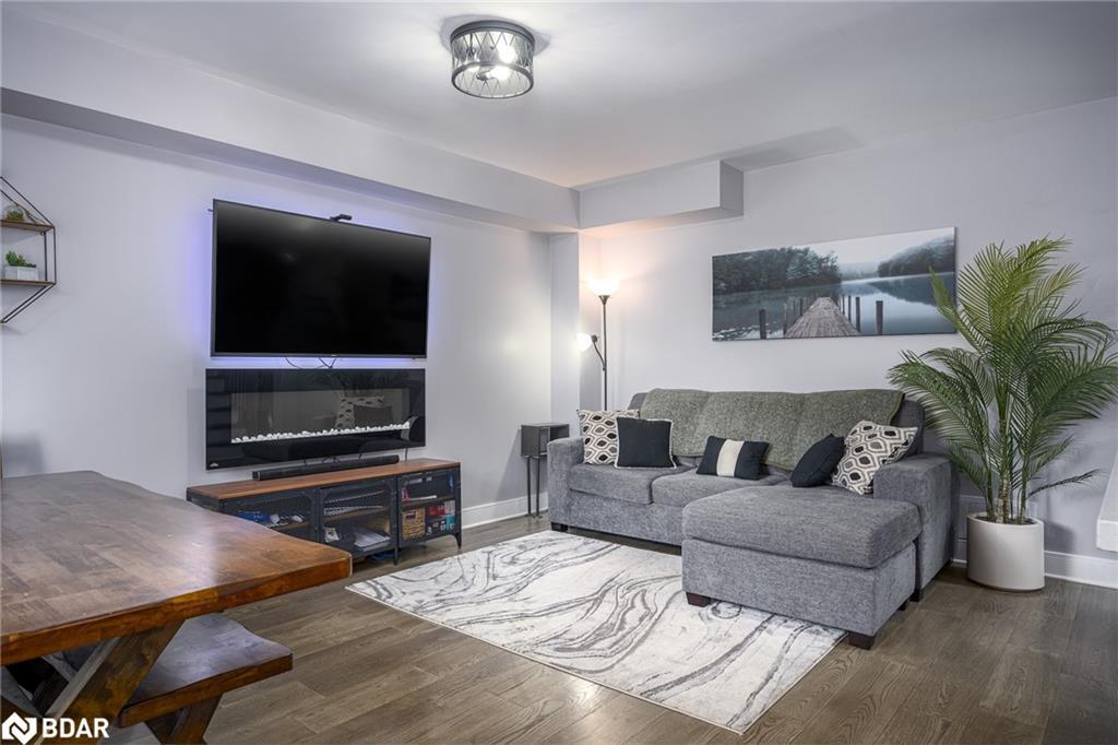 12 Truax Crescent, Essa, ON - Indoor Photo Showing Living Room