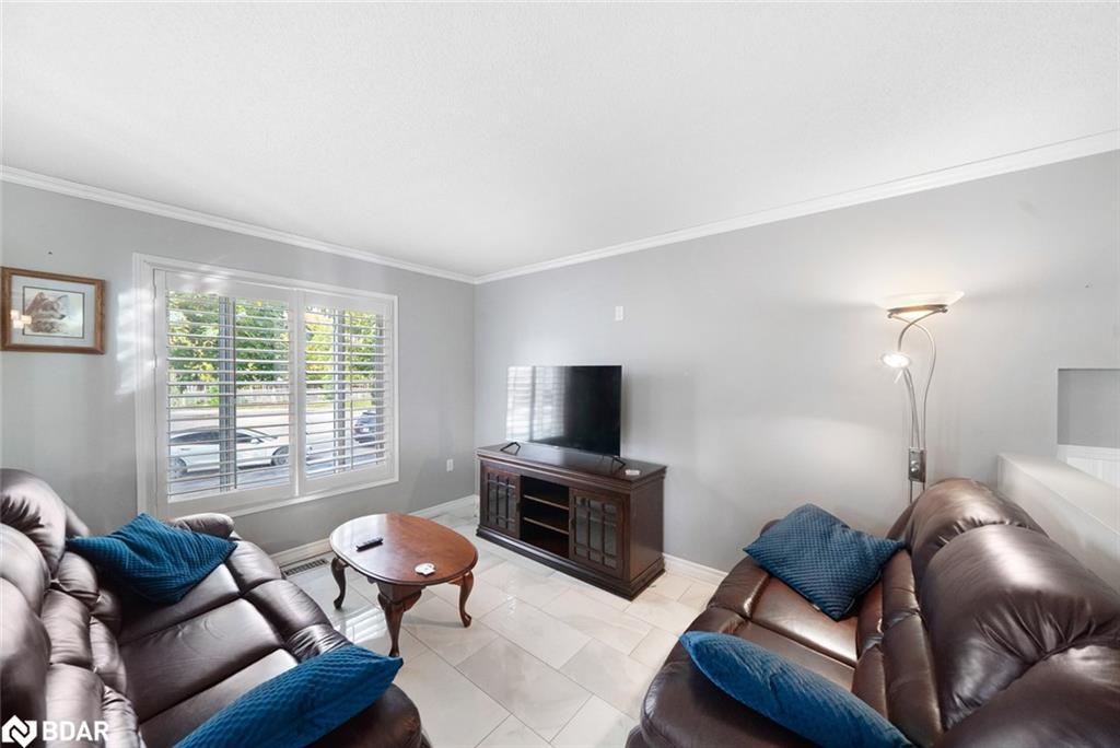 28 Keith Street, Orillia, ON - Indoor Photo Showing Living Room