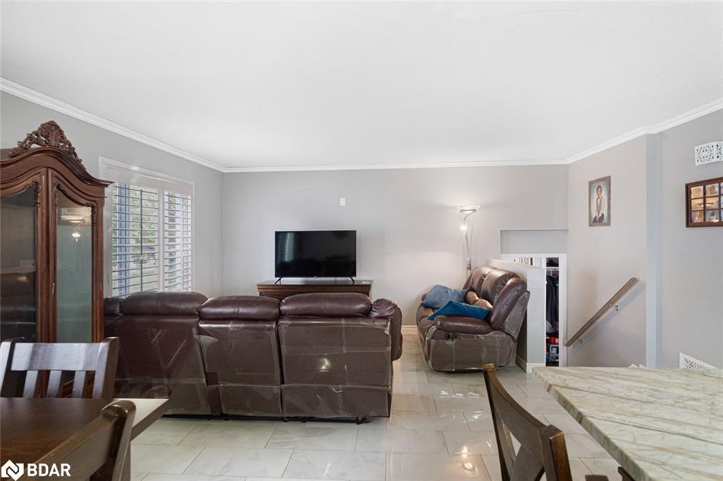 28 Keith Street, Orillia, ON - Indoor Photo Showing Living Room