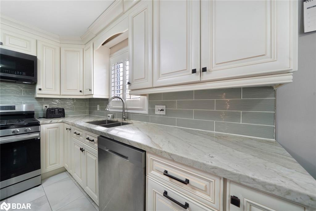 28 Keith Street, Orillia, ON - Indoor Photo Showing Kitchen With Double Sink