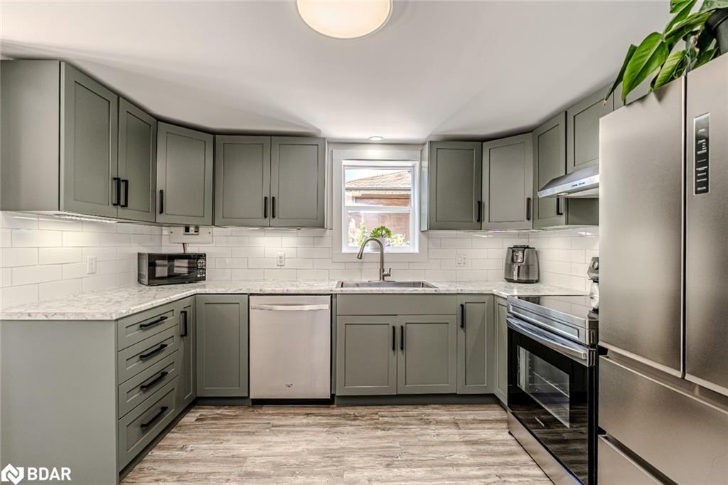 141 Poyntz Street, Penetanguishene, ON - Indoor Photo Showing Kitchen With Stainless Steel Kitchen With Upgraded Kitchen