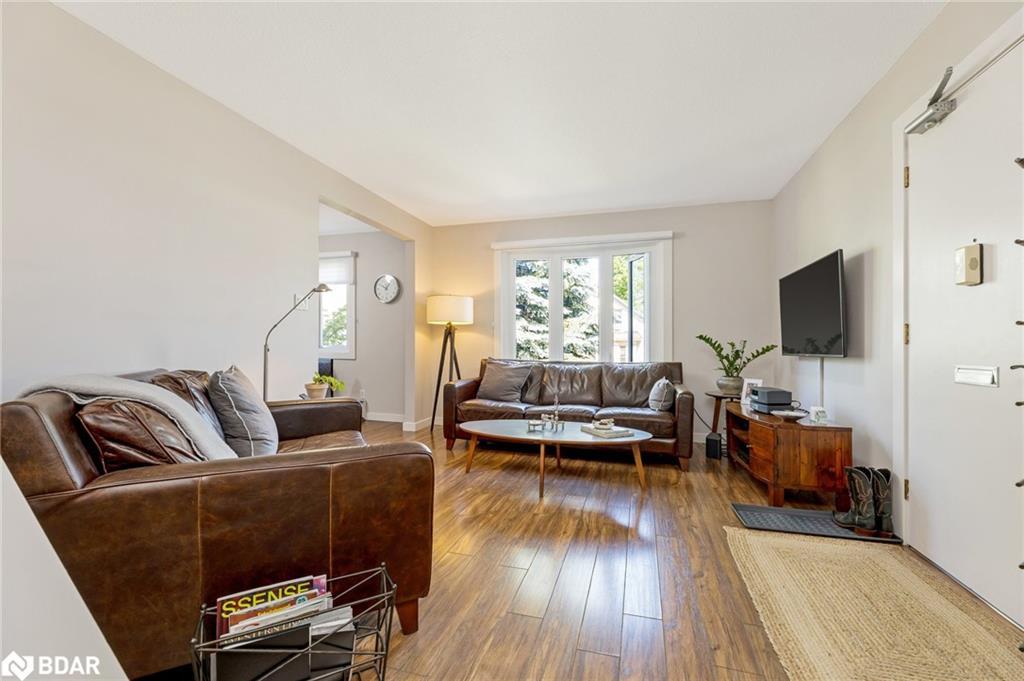 233 Westminster Drive S, Cambridge, ON - Indoor Photo Showing Living Room