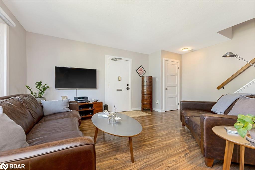 233 Westminster Drive S, Cambridge, ON - Indoor Photo Showing Living Room