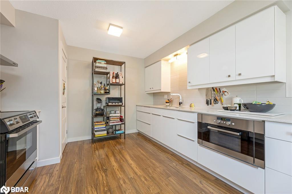 233 Westminster Drive S, Cambridge, ON - Indoor Photo Showing Kitchen
