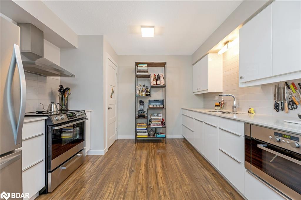 233 Westminster Drive S, Cambridge, ON - Indoor Photo Showing Kitchen With Upgraded Kitchen