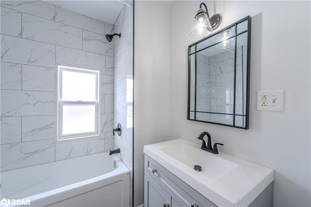 2-157 William Street, Brantford, ON - Indoor Photo Showing Bathroom