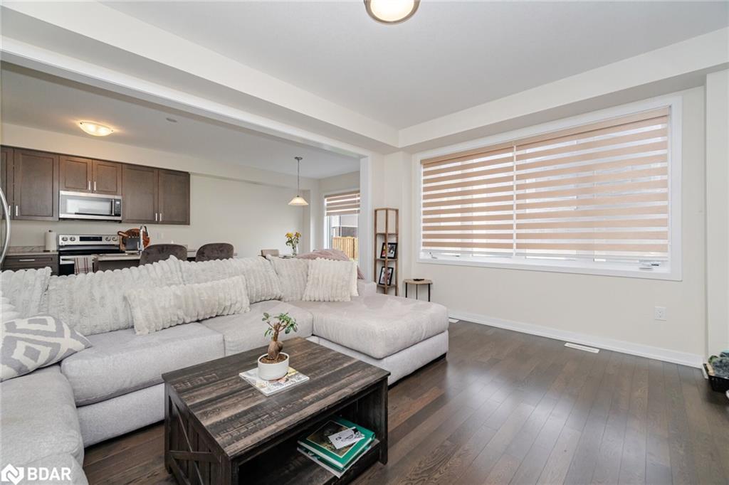 128 Whithorn Crescent, Haldimand, ON - Indoor Photo Showing Living Room