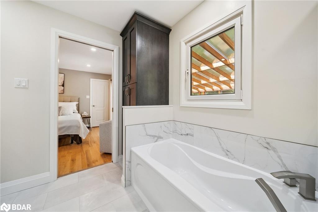 470 Parkview Court, Midland, ON - Indoor Photo Showing Bathroom