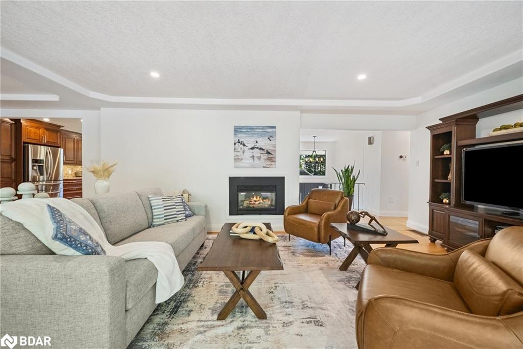 470 Parkview Court, Midland, ON - Indoor Photo Showing Living Room With Fireplace