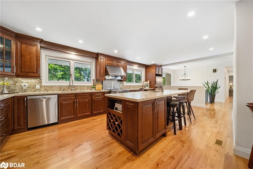 470 Parkview Court, Midland, ON - Indoor Photo Showing Kitchen With Upgraded Kitchen