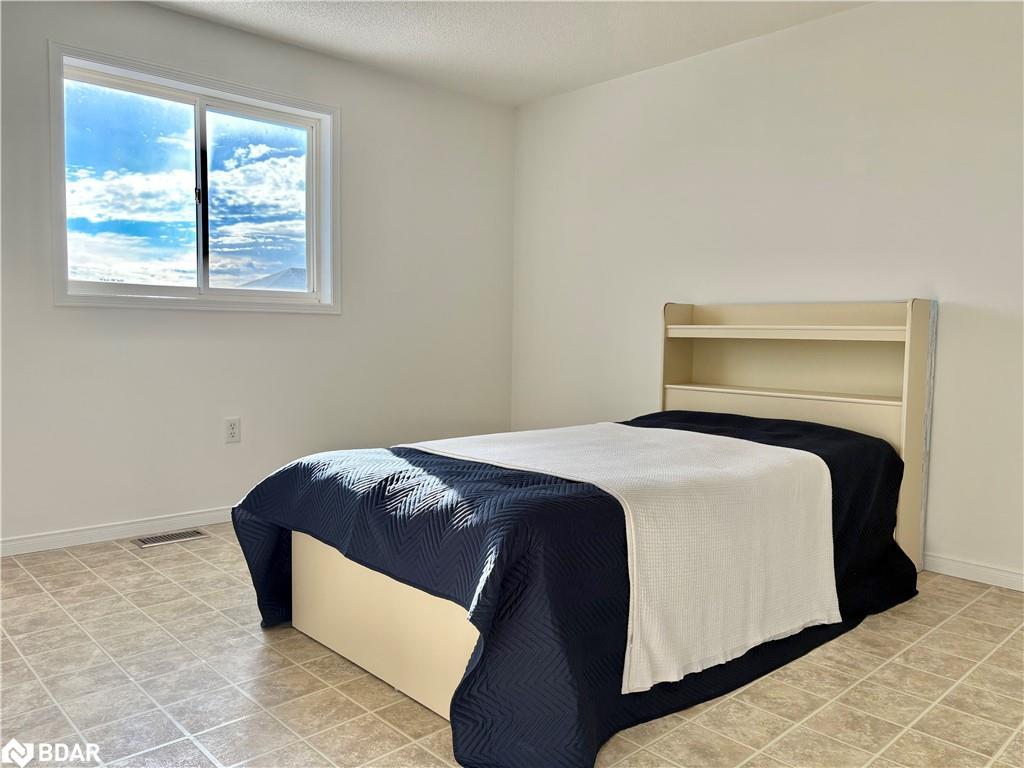 33 Raymond Crescent, Barrie, ON - Indoor Photo Showing Bedroom