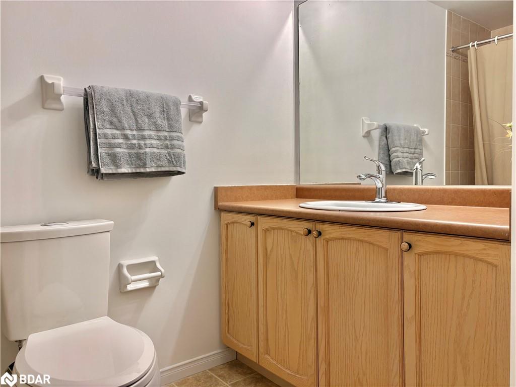 33 Raymond Crescent, Barrie, ON - Indoor Photo Showing Bathroom