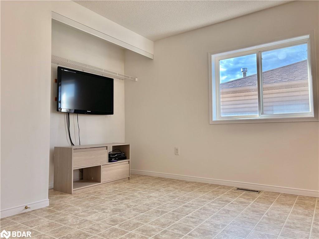 33 Raymond Crescent, Barrie, ON - Indoor Photo Showing Other Room