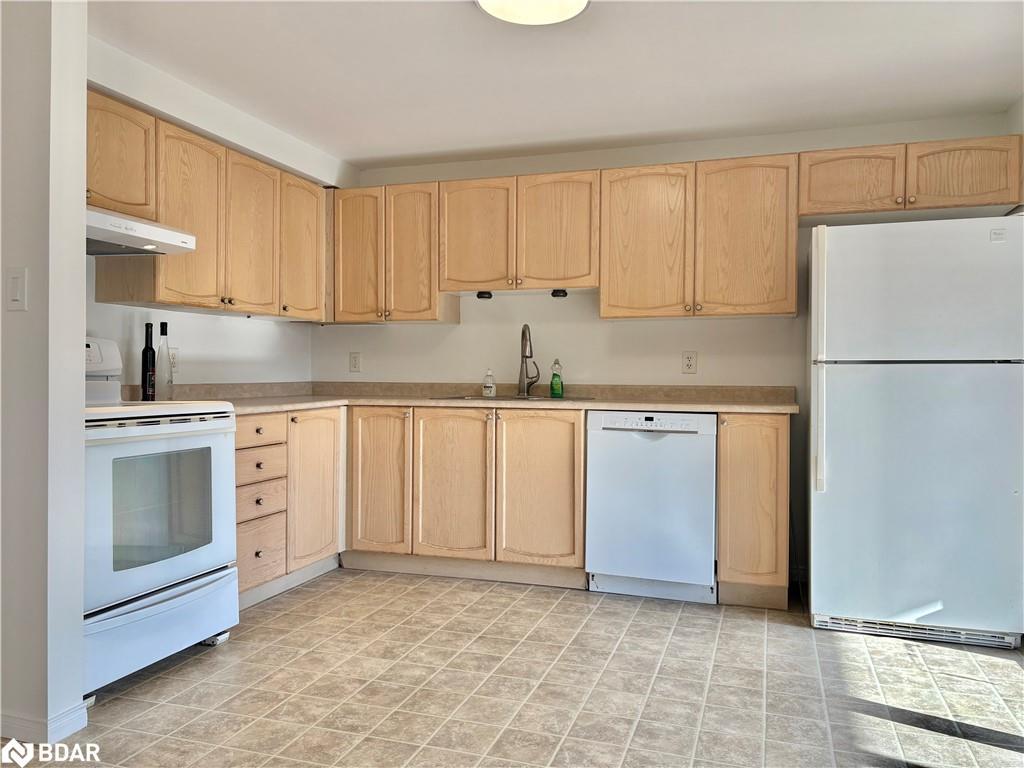 33 Raymond Crescent, Barrie, ON - Indoor Photo Showing Kitchen