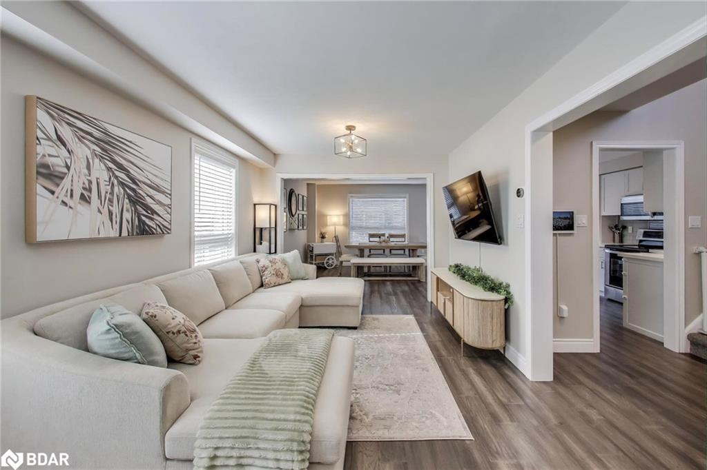 155 Cunningham Drive, Barrie, ON - Indoor Photo Showing Living Room