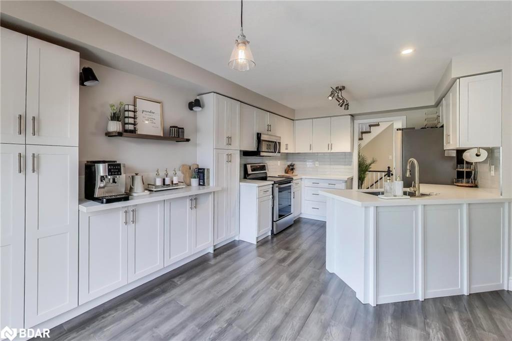 155 Cunningham Drive, Barrie, ON - Indoor Photo Showing Kitchen