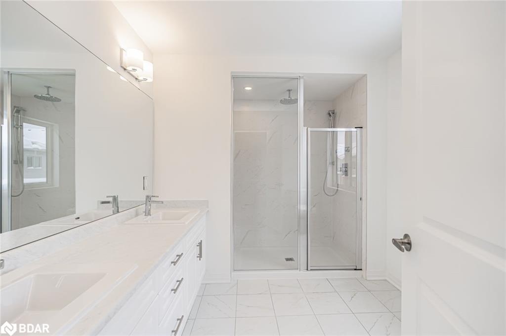 112 West Oak Trail, Barrie, ON - Indoor Photo Showing Bathroom