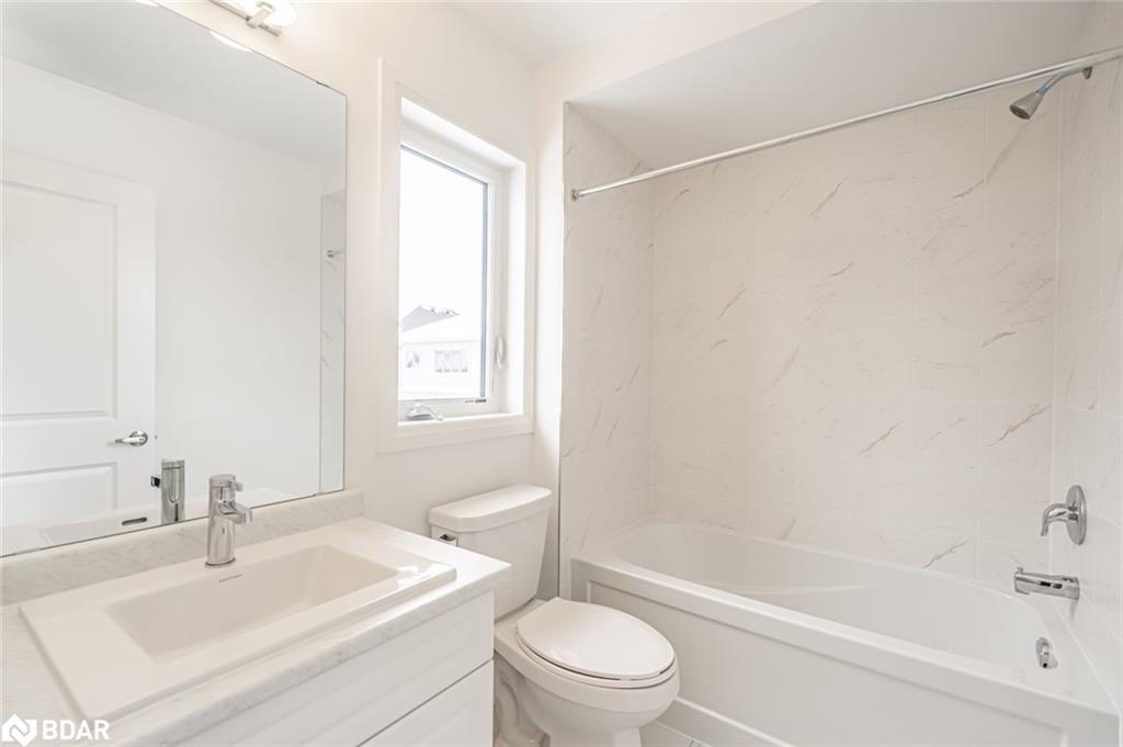 112 West Oak Trail, Barrie, ON - Indoor Photo Showing Bathroom