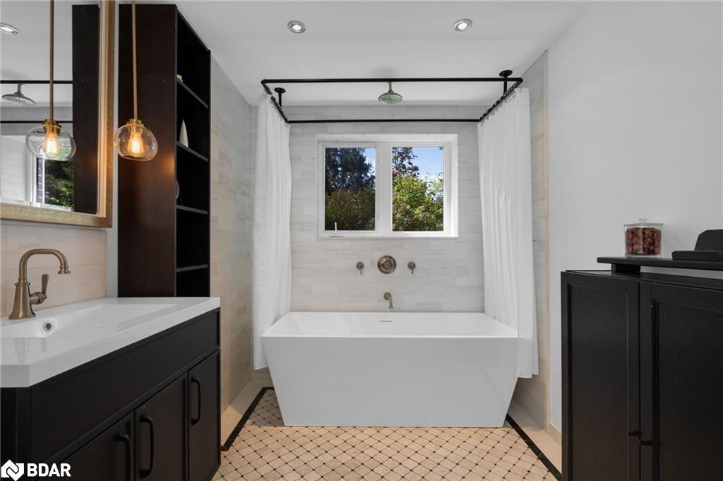 28 Larry Street, Caledon, ON - Indoor Photo Showing Bathroom