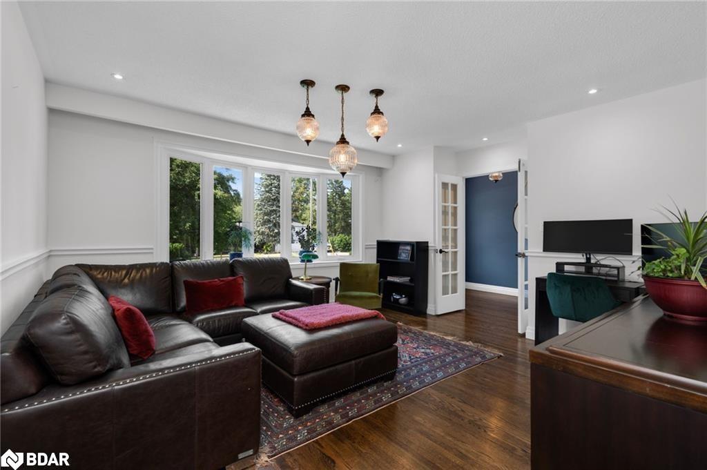 28 Larry Street, Caledon, ON - Indoor Photo Showing Living Room