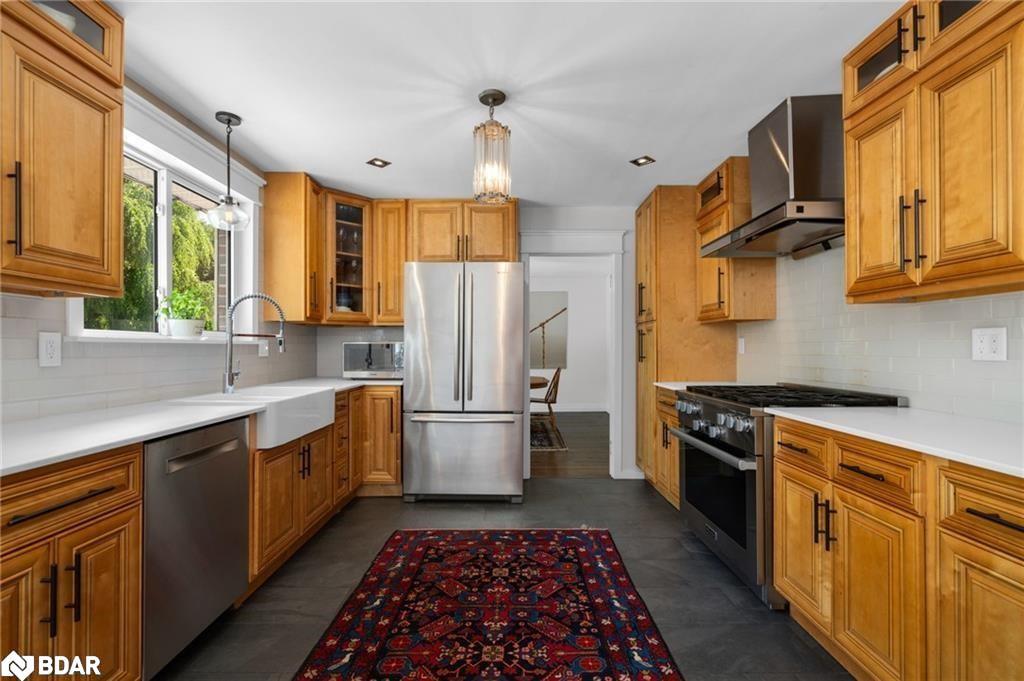 28 Larry Street, Caledon, ON - Indoor Photo Showing Kitchen