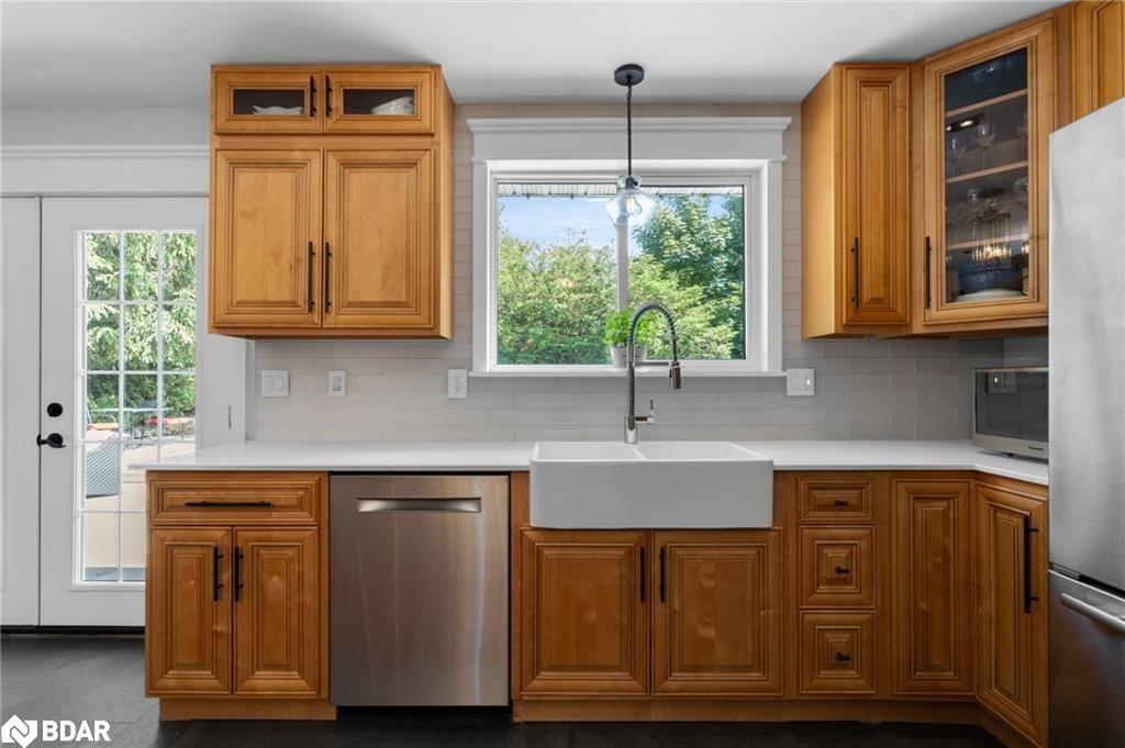 28 Larry Street, Caledon, ON - Indoor Photo Showing Kitchen