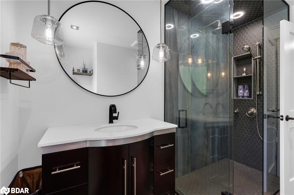 28 Larry Street, Caledon, ON - Indoor Photo Showing Bathroom
