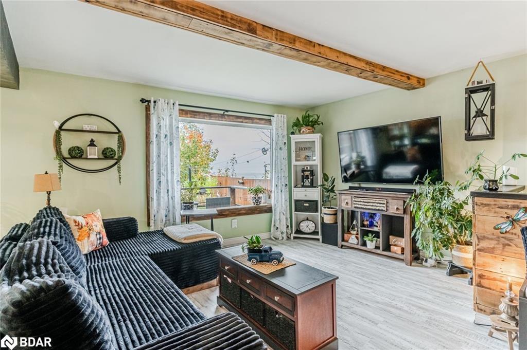 17 Stanley Avenue, Oro-Medonte, ON - Indoor Photo Showing Living Room