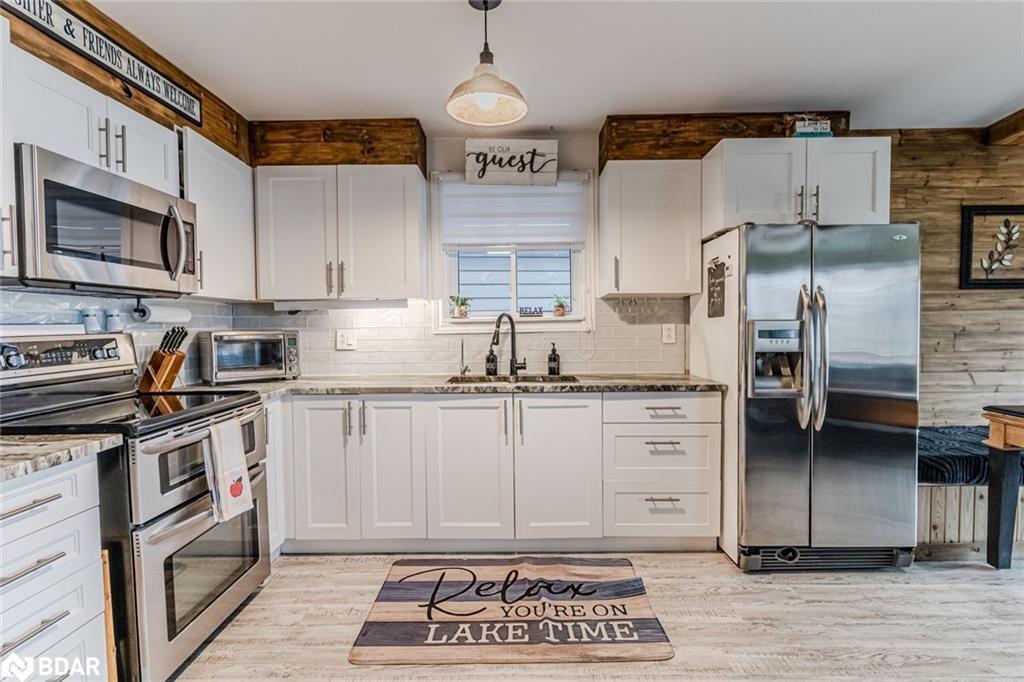 17 Stanley Avenue, Oro-Medonte, ON - Indoor Photo Showing Kitchen With Upgraded Kitchen