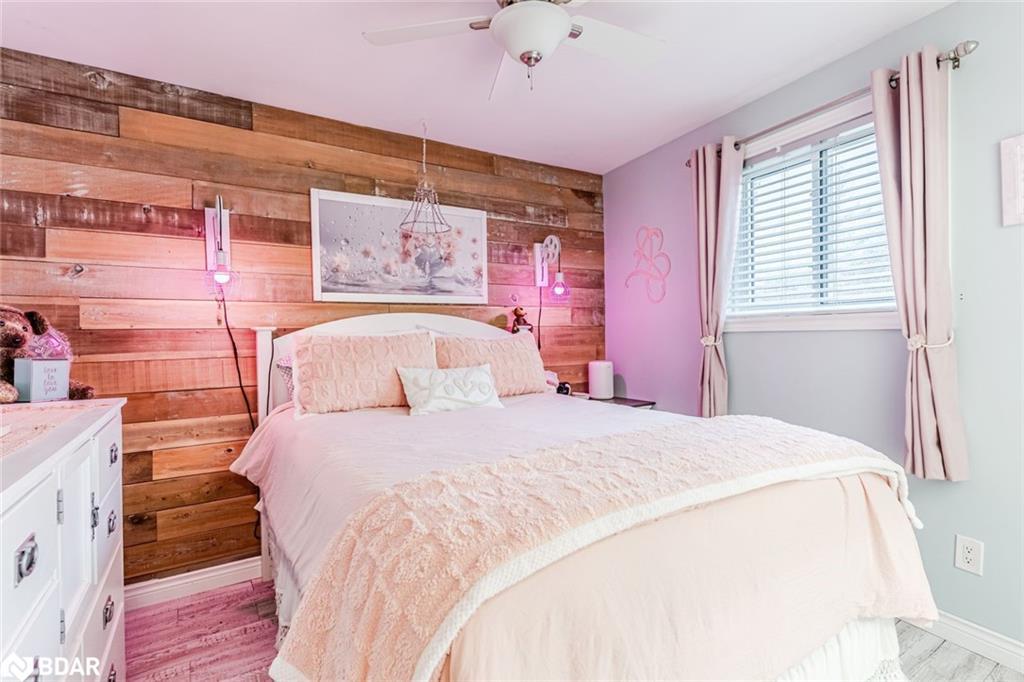 17 Stanley Avenue, Oro-Medonte, ON - Indoor Photo Showing Bedroom