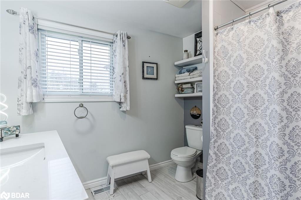 17 Stanley Avenue, Oro-Medonte, ON - Indoor Photo Showing Bathroom