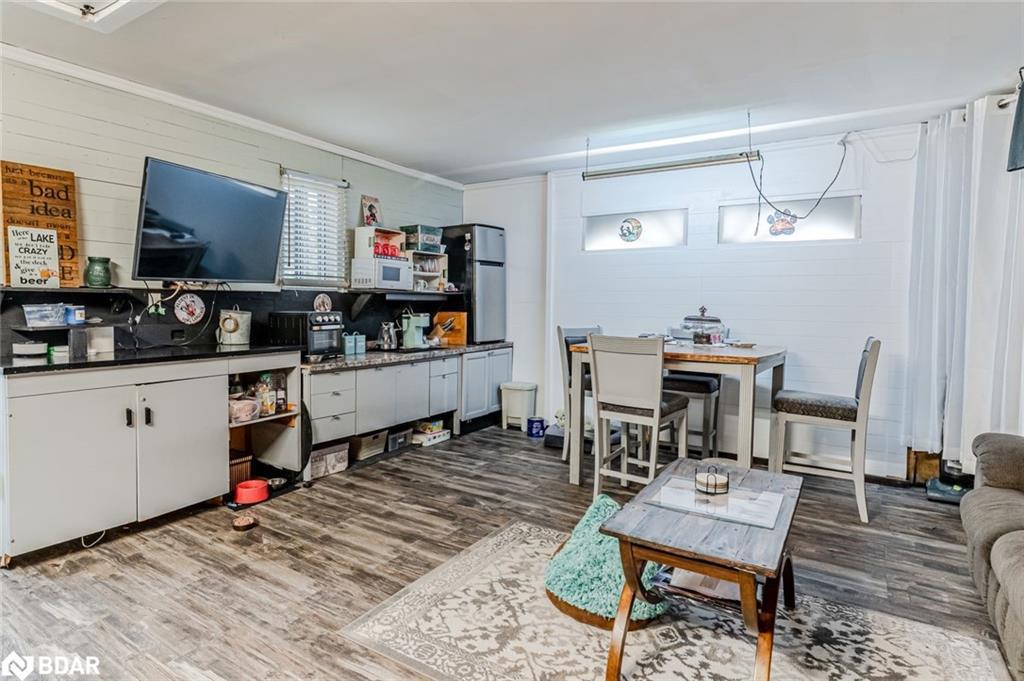 17 Stanley Avenue, Oro-Medonte, ON - Indoor Photo Showing Living Room