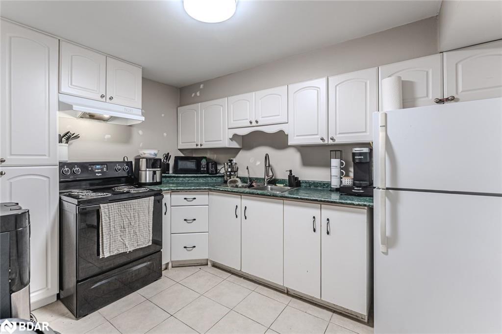 69 Fox Run, Barrie, ON - Indoor Photo Showing Kitchen