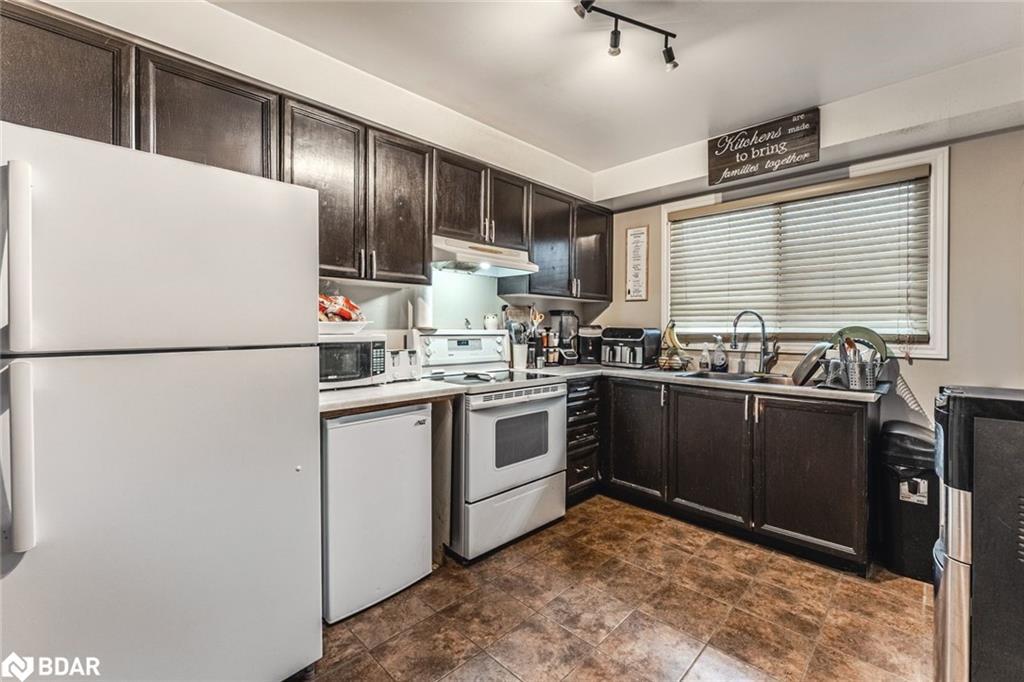 69 Fox Run, Barrie, ON - Indoor Photo Showing Kitchen With Double Sink