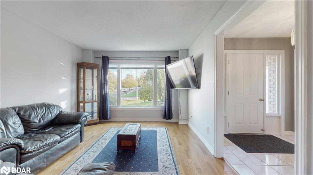 4 Trillium Crescent, Barrie, ON - Indoor Photo Showing Living Room
