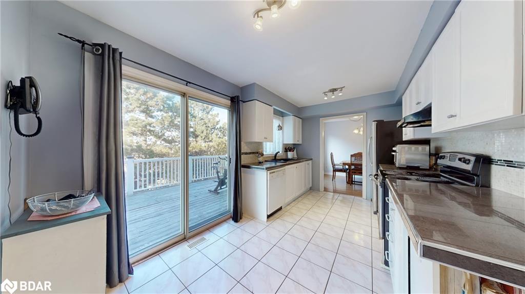 4 Trillium Crescent, Barrie, ON - Indoor Photo Showing Kitchen