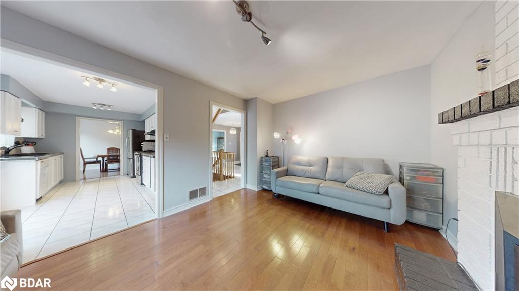 4 Trillium Crescent, Barrie, ON - Indoor Photo Showing Living Room