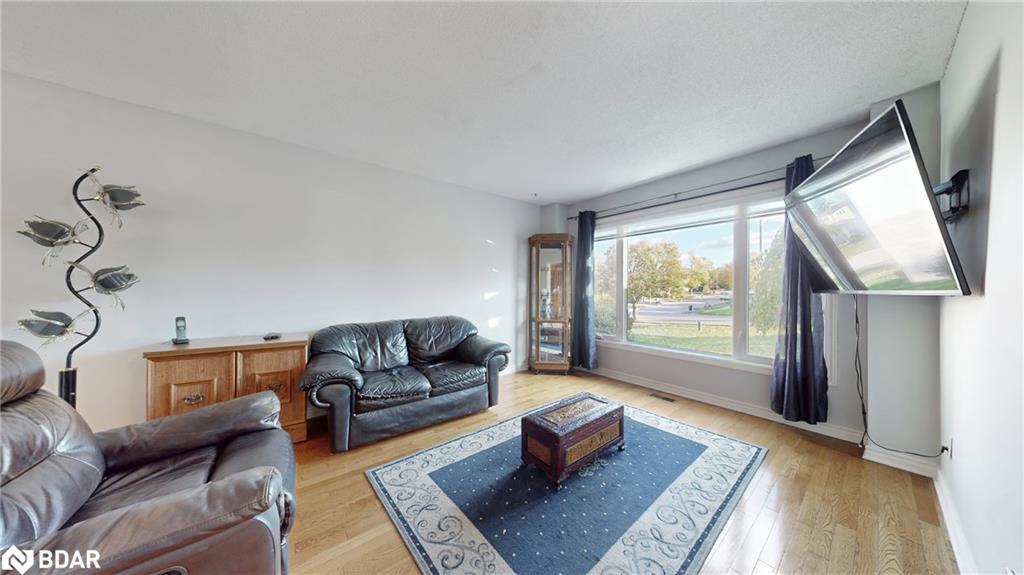 4 Trillium Crescent, Barrie, ON - Indoor Photo Showing Living Room