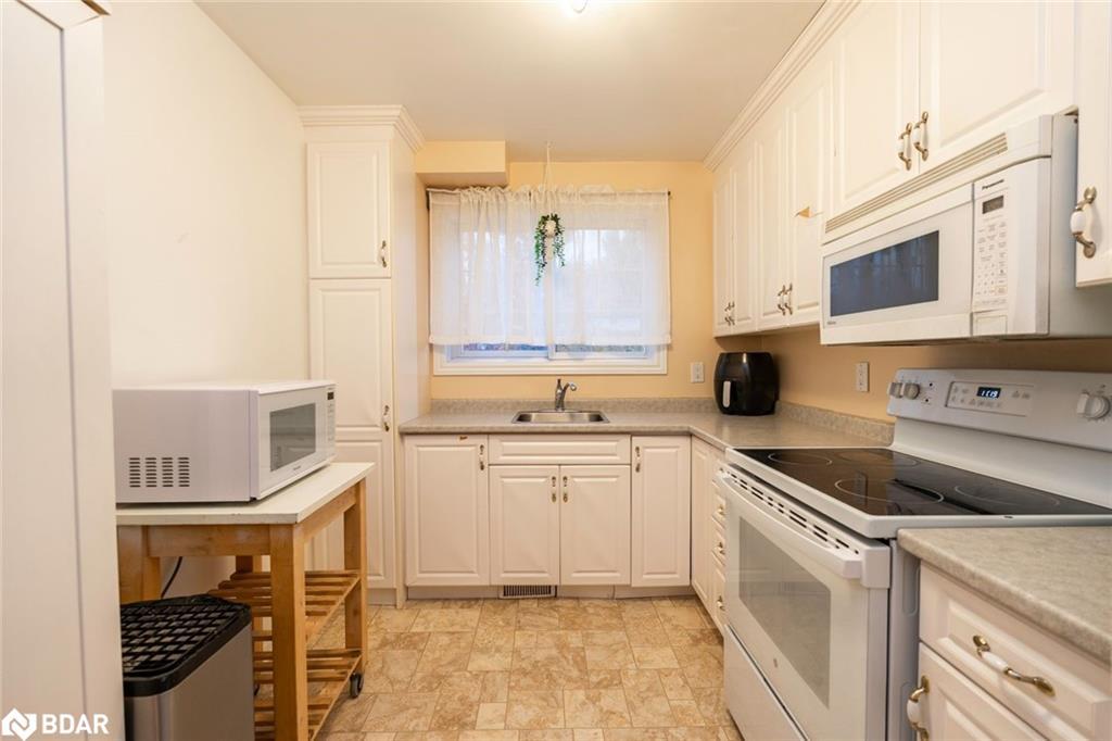 29 Chaucer Crescent, Barrie, ON - Indoor Photo Showing Kitchen