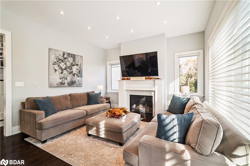 68 Walmer Road, Richmond Hill, ON - Indoor Photo Showing Living Room With Fireplace